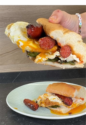 🍽BOCADILLO DE CHISTORRA CON PIMIENTOS Y HUEVO FRITO 🛒INGREDIENTES -Txistorra -Pimientos verdes -Queso curado -Huevos -Barra de pan -Tomates maduros -Sal -Aceite de Oliva Virgen Extra 👣PASO A PASO 1️⃣ Cortamos los pimientos en trozos grandes y los freímos. En ese mismo aceite, freír un par de huevos para cada bocata. Por otro lado, cortamos una cuña de queso 2️⃣ En una sartén limpia sin nada de aceite cocinamos la txistorra cortada en trozos, dándole la vuelta a cada rato para que se haga por 