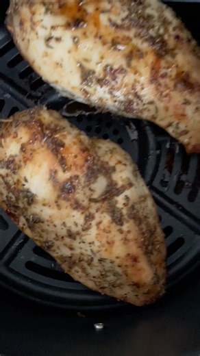 This air fryer chicken breast recipe is easy to make, flavorful and results in perfectly tender and moist chicken every time. It makes for a simple and healthy dinner option and is perfect for meal prep. | Eating Bird Food