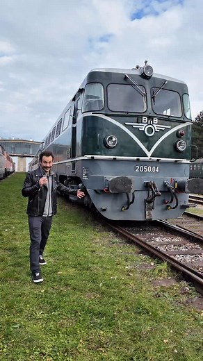 Die ÖBB Reihe 2050 war eine der markantesten Diesellokomotiven Österreichs Gebaut von Henschel in Lizenz von General Motors vereint sie amerikanische Dieselpower mit österreichischer Ingenieurskunst Zwischen 1958 und 1962 entstanden nur 18 Stück mit 1520 PS und unverwechselbarem Sound. Dieses schöne Exemplar steht im @eisenbahnmuseum_strasshof 🚆🇦🇹 #ÖBB2050 #Diesellok #GeneralMotors #Henschel #Eisenbahn #Trainspotting #Bahnnostalgie #AustriaRail #Lok #ÖBB #couplegoals #trainspotter #trainspott