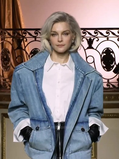 Jessica Stam and Daphne Groeneveld for Retrofête #jessicastam #daphnegroeneveld #catwalk #runwaywalk #fashion #walking #foryou #fyp