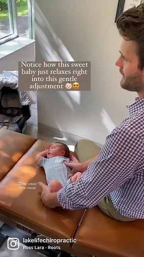 Isn’t this the best feeling, after a gentle & specific adjustment? Although all infants should be checked right after birth, here are just 3 clear indicators to bring your baby to see a pediatric chiropractor: ✨ their head tilts to one side, even after you straighten it ✨ they seem to have difficulty turning their neck to one side ✨ they have difficulty settling down or sleeping soundly 65% of neurological development occurs in the child’s first year of life, so it is imperative to ensure that y