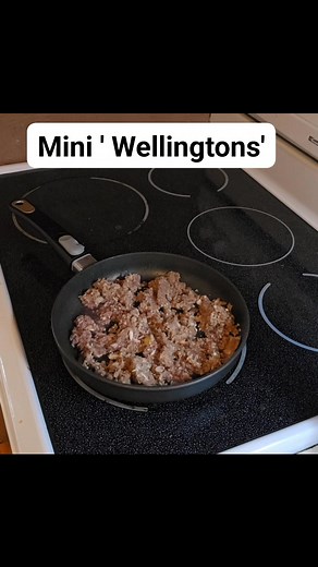 Mini Wellingtons ( sort of lol). I had ribeyes, some extra puff pastry and mushrooms. Soooo.... this is what I came up with. | Mary Frost