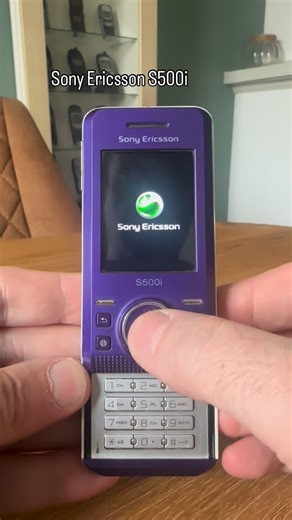 NostalgiaPhones on Instagram: "A coworker cleaned out his drawer of old stuif and found two Sony Ericssons. This S500i is very special; it came with a Bluetooth headset, two data cables and two normal headsets. And it was in its original box! From 2007, it came out just before we all switched to smartphones. Yet it only has GPRS, so any music you had on the Memory Stick card. The animated wallpaper looks cool! #sonyericsson #oldphone #retrotech"