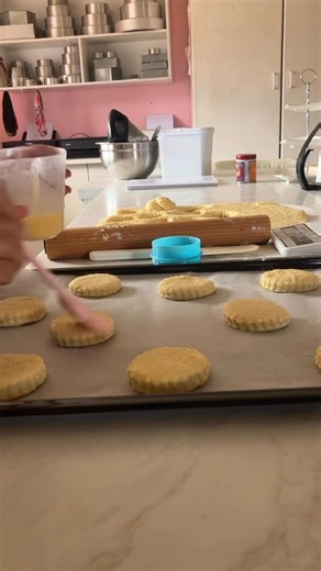 Day 2 of Mastering a simple scone recipe & we have a winner! My diet is out the window for 2 days coz all I’ve been eating is scones! Today we finally have a breakthrough! Tweaking my recipe for the 3rd time & we have lift off. Scones are timeless, elegant & extremely versatile & I’ve been trying to add them to my catalogue for over a year now! Finally got the time to make it a reality 🌼 Ready to add a touch of tradition and warmth to your next function? 💕 📦 Now available to order in bulk or 