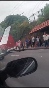 1.9K views · 51 reactions | Roda do ônibus cai em Manaus e passageiros tem que ficar esperando outro ônibus novo ou velho chegar para embarcar. | Portal Sharp Notícias | Facebook