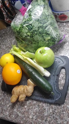 Let's make some green juice using my new Mini Magic Bullet ! Ingredients used : Kale, Cucumber,Celery, Lemon,Orange,Ginger,Green apple #greenjuice #weightloss #weightlossdrink #veggies #fruits #goodmorning #preworkout #magicbullet #minimagicbullet #juicer #juicerecipe #fyp #foryou #healthyrecipes #parati