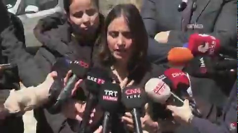 Gülistan Doku'nun ablası:"Dalgıçlar o karda kışta suya girip çıkıyorlardı ve 'Gülistan bu suda yok' dediler.Bir dalgıç bizi bir gün kenara çekti 'Ben bu vatan için canımı veririm ama bu vali sizi kandırıyor, bizi zorla suya sokuyor' dedi. Dalgıçların dinlenmesini istiyoruz."