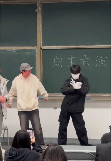 Video nhảy hài hước của chàng trai Trung Quốc 🤡