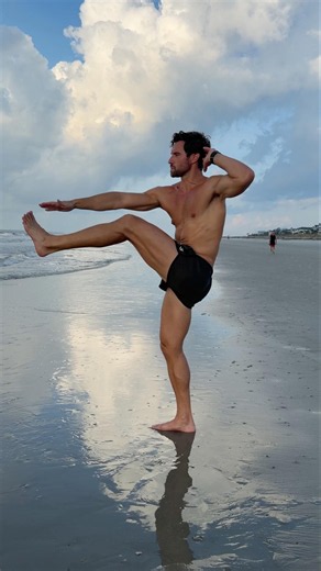 Early morning beach workout 💪🏽 Win the day early! High intensity exercises!