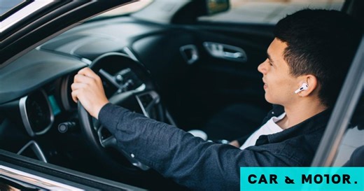 Ακούς μουσική με ακουστικά στο αυτοκίνητο -Γιατί κινδυνεύεις με πρόστιμο και αφαίρεση διπλώματος | carandmotor.gr