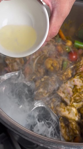 مدفون لحم بقدر الضغط 🤤🔥 لحم ذايب على أصوله مع خضار ونكهة مدخنة رهيبة بطريقة سهلة ونتيجتها خرافية 👌 🧾 المقادير: • 1 كيلو لحم (قطع مع عظم) • 5 حبات بطاطس صغيرة • 10 حبات جزر بيبي • 1 بصلة كبيرة شرائح • 6 فصوص ثوم • 3 ملاعق كبيرة معجون طماطم • 1 حبة طماطم كبيرة مقطعة • 1 حبة فلفل رومي كبيرة شرائح • عصير ليمونة • 2 ملعقة كبيرة زيت نباتي • ربع حزمة بقدونس طازج • ربع حزمة كزبرة طازجة • ملح حسب الرغبة • 1 كوب ماء لترطيب القدر 🌶️ مكونات التتبيلة (بالخلاط): • 1 ملعقة صغيرة كزبرة ناشفة • 1 ملعقة صغير