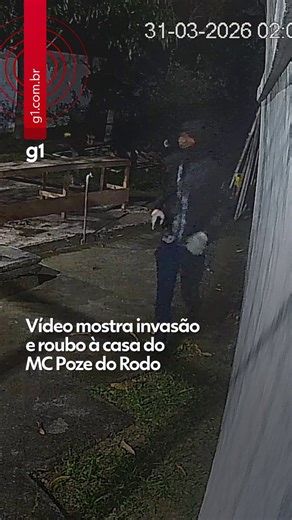 Rio de Janeiro - Imagens de segurança da casa do cantor MC Poze do Rodo mostram a ação dos bandidos que invadiram o local e roubaram cerca de R$ 2 milhões em joias e bens na madrugada desta terça-feira (31). Um deles apontou um fuzil para a cabeça do cantor. Foram pelo menos oito bandidos, armados com pistolas e fuzis, envolvidos no crime.A polícia tenta identificá-los através de digitais, já que eles não usavam luvas. Poze afirmou à polícia que estava com amigos assistindo TV quando eles invadi