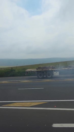 Trailer brakes smoking bad at the bottom of Van Reenen Pass. What's your advice to other drivers when faced with a situation like this? | SA Trucker