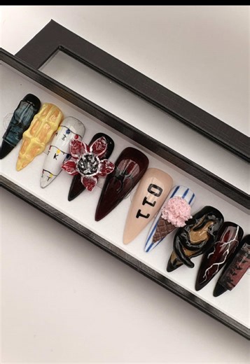 Comme si l’Upside Down avait touché mes ongles. Press-on nails faits main, pièce unique. 🖤 Disponible sur Etsy. #strangerthings #pressonnails #nailart #etsy #etsyshop