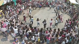 มาแล้วจ้า... คลิป Flash Mob ที่บูธกิจกรรม Toyota Vios ในคอนเสิร์ต One Direction On The Road Again Tour 2015 ที่สนามราชมังคลากีฬาสถาน เมื่อวันที่ 14 มีนาคมที่ผ่านมา เพื่อให้แฟนๆ 5 หนุ่ม 1D แสดงพลังความเป็น One Directioner กันแบบเต็มๆ พบกับกิจกรรมดีๆจากโตโยต้าได้ที่เพจ ToyotaItsMine และติดตามข่าวสารดีๆจาก Toyota Vios ได้ที่เพจ Toyota Vios Thailand #ViosAllTimeFriend | Toyota It's Mine