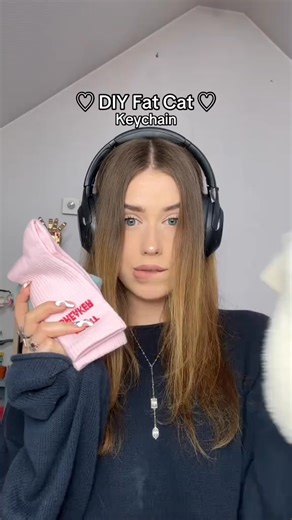 Taka puchata kuleczka 🤍🐈 #DIY #cat #gift #tutorial | Julia Smigielska
