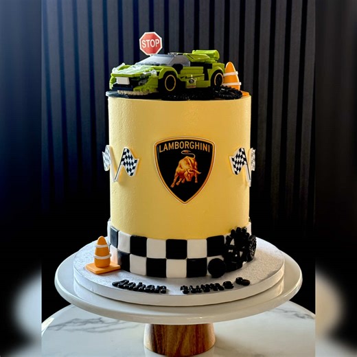 Cake for the kid who loves lamborghini 🏎️ 🏁💚 #race #lamborghini #cake #love #creatorsearchinsights