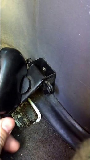 Ford Econoline Engine Cover / Dog House Clip Removal