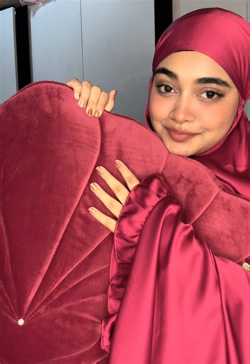 My Taraweeh combo is givinggg 🤍✨ That red is absolutely stunning, @queenmodesty_ ! So in love with these sets!! modest, elegant, and effortlessly pretty ❤️ #fyp #taraweeh #ramadan #pray #fyppppppppppppppppppppppp