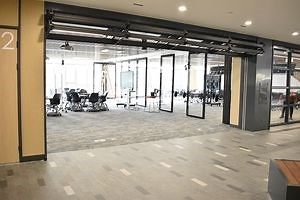 [Hot Item] Glass Walls and Operable Partitions Folding Glass Walls Retractable Screen Solutions Automatic Operated Lifting Partitions