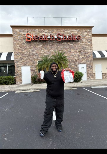Rell with the tutorial on how to go to @steaknshake while remaining a real one 😎🍔🥤 @ayorook