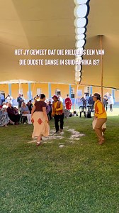 Het jy geweet dat die rieldans een van die oudste danse in Suid-Afrika is? 💃 Dit het ontstaan by die Khoisan en is later oor geslagte bewaar as ’n dans van vreugde, ritme en storievertel. Met vinnige voetwerk, kleurvolle klere en energie wat jou sommer laat klap en lag, is die riel ’n ware viering van erfenis. 🌿 Het jy al ooit self probeer rieldans? Vertel vir ons in die kommentaar! Kom geniet dit saam met ons by die Feesmark ➡️ 25 Oktober 2025, Afrikaanse Taalmonument Amfiteater, Paarl 🎶🎉 #
