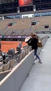 Always nice to have a guitarist on the team 🎸 #RolandGarros | ROLAND-GARROS