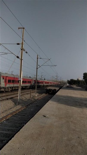 22443 Kanpur - Bandra Weekly Exp Hauled By An Offlink GZB WAP-7 Skips Bilimora Junction