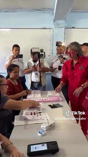 ¡Que la democracia siga en Honduras y quede clara en las urnas del PLH! Hoy he cumplido con mi deber ciudadano, he ejercido mi voto porque creo en la democracia y en un país libre de imposiciones. Pero no podemos ignorar lo que está pasando: ha habido un intento claro de entorpecer el proceso electoral, y eso no lo vamos a permitir. A estas alturas, la única institución responsable de este caos son las FFAA, que no entregaron el material electoral a tiempo. Esto es inaceptable, porque el derecho