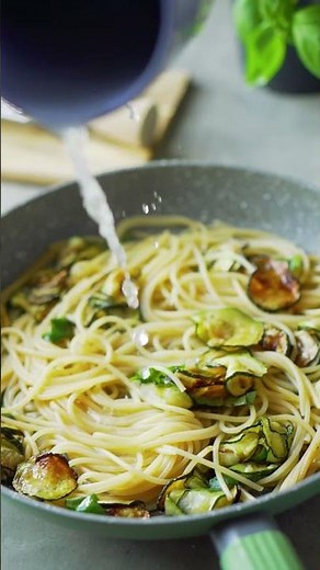 Spaghetti alla Nerano: Original italienische Zucchini-Pasta aus Kampanien 🥒 | So isst Italien Rezept