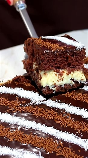 Cristina Mesquita on Instagram: "BOLO PRESTÍGIO CREMOSO GELADO E MOLHADINHO FÁCIL NA FORMA Ingredientes: Massa do bolo -4 ovos -1 xícara (chá) e 1/2 de açúcar (270 g) -3 xícaras (chá) de farinha de trigo (420 g) -1/2 xícara (chá) de chocolate em pó 50% cacau (45 g) -1 colher (chá) de bicarbonato de sódio (5 g) -1 pitadinha de sal -1/2 xícara (chá) de óleo (120 ml) -1 xícara (chá) de leite (240 ml) -1 colher (sopa) de fermento químico (15 g) Recheio -2 caixinhas de leite condensado (395 g cada) -