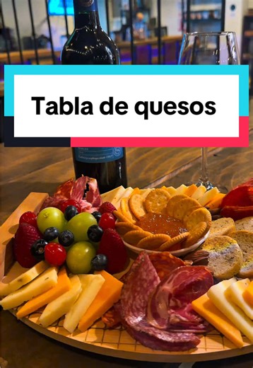 Deliciosa tabla de quesos y carnes frías