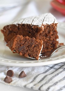 ✨Torta Caprese - Italian GF Chocolate Cake✨ Here is one of your favorite recipes for this classic Italian chocolate cake: Rich and fudgy, moist and intensely chocolatey, quick and easy to make. And best of all, it’s made with almond flour … so it’s gluten-free🙌🏻 This is another of my favorite recipe featured in Manuela’s Sweet Temptations.links in profile and comments . Happy baking and happy weekend 😘#baking #chocolate #chocolatecake #italiandessert #italianrecipe #recipe #easyrecipe #gluten