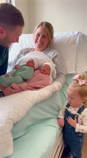 Jealous Toddler Meltdown in Hospital Room 🍼Daddy Kissed the Twins… BIG Mistake 😅 #100k #newbornbaby