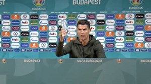 Cristiano Ronaldo removes coke bottles and tells people to 'drink water' instead | LBC