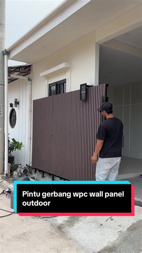Pintu gerbang WPC wall panel outdoor: inspirasi pagar minimalis modern