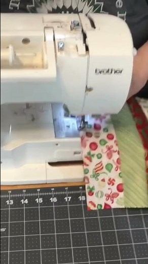 Sewing fabric strips, make a Christmas Table Runner #quiltingtutorials #sewingtutorial