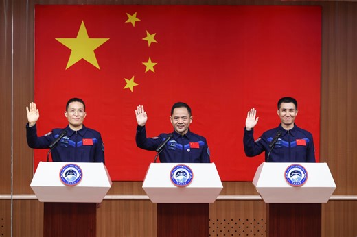 The Shenzhou-21 crewed spaceship is scheduled to be launched at 11:44 p.m. Friday (Beijing Time). Chinese astronauts Zhang Lu, Wu Fei, and Zhang Hongzhang will carry out the Shenzhou-21 crewed spaceflight mission, and Zhang Lu will be the commander. xhtxs.cn/7QL | China Xinhua News