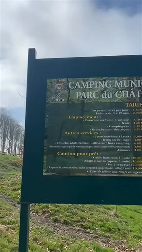 Amis camping-caristes, la ville d’Eu dispose de deux aires de camping-car dont une qui se situe dans le camping municipal, à 10 minutes à pied du centre-ville. Elle dispose de 40 emplacements de 80m2 et est ouverte du 1er octobre au 31 mai. Le prix du stationnement pour 24h avec l’eau et l’électricité est de 13 euros. | Eu