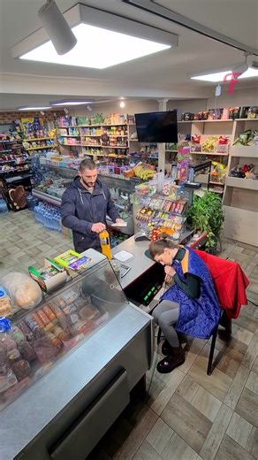 Should customers wake sleeping cashier? | Fabiosa Better World