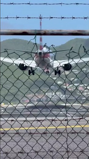 😱 You Won’t Believe How Close This Plane Lands to the Beach! ✈️🏖️