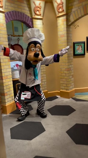 GOOFY💚🧡 Goofys kitchen • • #goofy #goofymovie #goofyskitchen #goofyskitchendisneyland #disneylandhotel #disney #disneyland #disneycharacter #disneycharacterdining #disneyfoodie #disneyfoods #disneyfoodreview #disneyfoodblog #characterdining