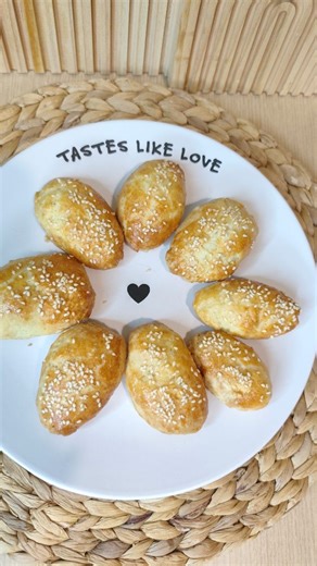 Giota Savvarou | Εύκολα τυροπιτάκια κουρού Αφράτα, λαχταριστά και τόσο… νόστιμα που εξαφανίζονται αμέσως! 😋 Αυτά τα μικρά τυροπιτάκια με ζύμη κουρού είναι... | Instagram