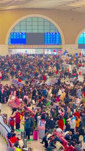 Chunyun: 40 Days, Millions of Journeys, the World’s Largest Travel Rush. This is chunyun (春运), China’s Spring Festival travel rush. It is widely described as the world’s largest annual human migration, a claim that holds true when understood in the right way. Not in a single surge, but in overlapping flows that ripple across the country. Factory workers leave coastal cities, students return from university towns, and families retrace routes they have taken for years. Trains run at full capacity,