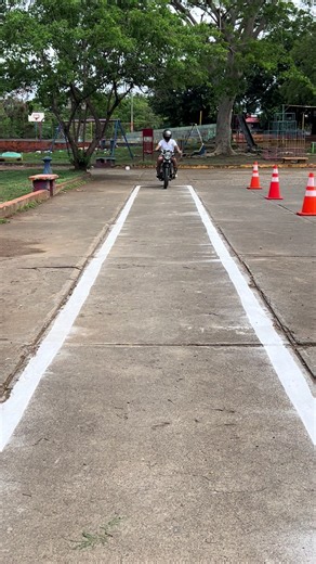 La nueva circuito de policía nacional, práctica de motocicleta, arranque en primera, y después segunda cuando hay reductor se va a primera para que dé la vuelta en primera y después y girar entre los conos izquierda y derecha