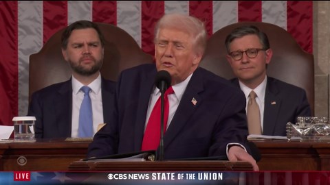 Trump chides Democrats after Elizabeth Warren applauds retirement plan access announcement