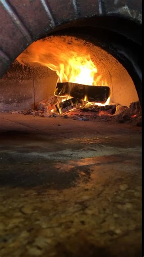 Todas las noches son noche de pizza en Ollie’s 🍕 Pizza al horno de ladrillo vinos del Valle de Guadalupe, cocktails, ensaladas frescas, postres y un equipo listo para hacerlo especial✨ . #olliesbrickovenpizza #rosarito #pizza #hechoconamor #hornodeleña | Ollie's Pizza