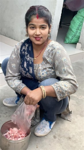 A disabled duckling helps his cat friend 🐥#duckrescue #cuteanimals #animaanimals