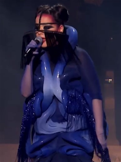 In a world of magical princesses you choose to be a legendary Pokemon Queen 👑 🤩😍🥰💖💕✨👩🏻🇮🇸❄️🤍🦢 #disney #princess #pokemon #björk #berghain