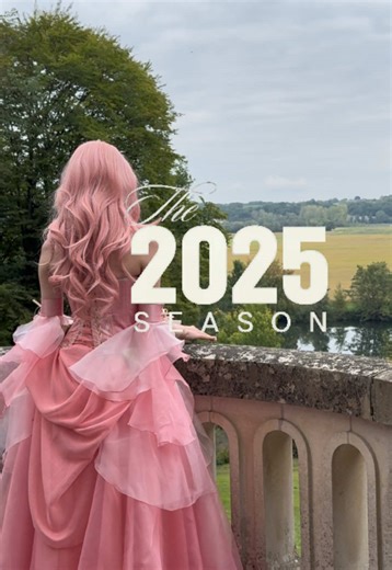 Such a crazy year for me, I had the chance to achieve so many goals : being part of a photocon, doing a horse shoots and most of all the underwater shooting, making few cosplay myself and meeting so many amazing people 🥹💕 I’m very grateful for all the good things that happened this year and can’t wait for 2026 projects to come to life with even more book girlies 🥰💕🎀 can’t wait to do more duos either sis @Alifia.wu who is Taryn and Lucy in the tik Tok Thank you for this beautiful year 💕🎀 #